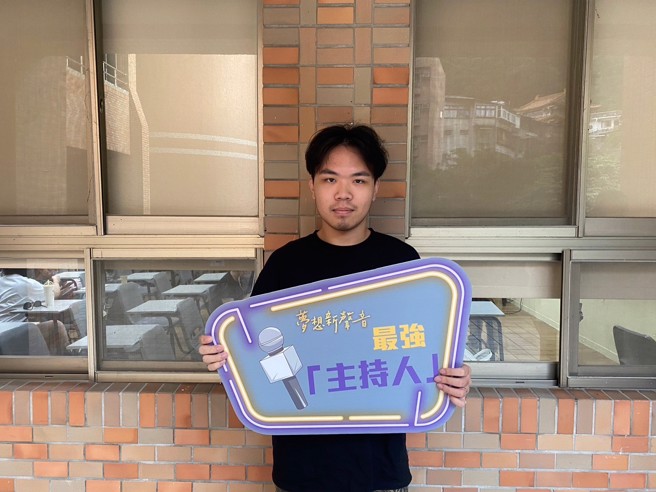 廣電系廣播組三年級的黃奕翔過去曾有主持和錄製Podcast經驗，他認為如果參加這項比賽可以為履歷增加亮點。(攝/黃奕銘)