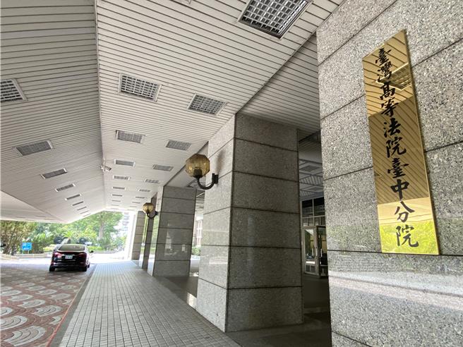 彰化黃姓男子去年9月間以今年總統、副總統選舉投票結果，與陳女私下對賭下注20萬元，並開賭盤透過彭姓賭客接受下注，一審依違反《總統副總統選舉罷免法》、賭博等罪判黃徒刑3月，得易科罰金；彭罰金2萬元，另徒刑2月，得易科罰金。案經二審駁回，全案確定。（本報資料照片／陳淑芬台中傳真）