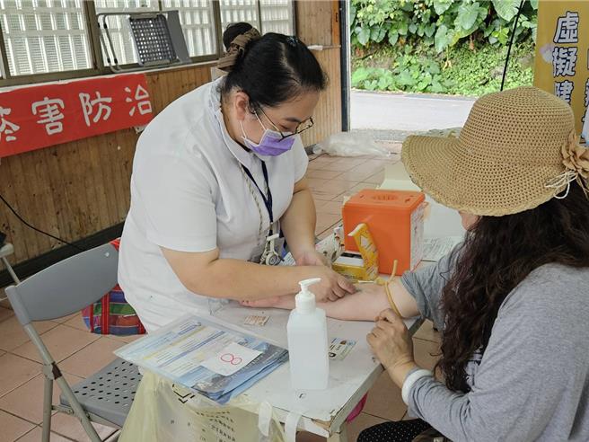千综合医院携手南山人寿慈善基金会，27日赴泰安乡南三村举办健康关怀活动。（大千医院提供／谢明俊苗栗传真）