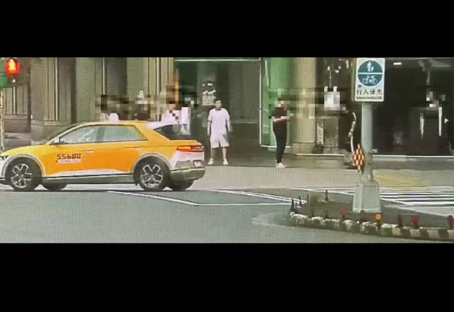 警方調查，李男與葉姓友人喝酒喝到清晨，在路邊與另4名正在等計程車的酒客互看不順眼，雙方爆發口角後進而大打出手。（翻攝畫面）