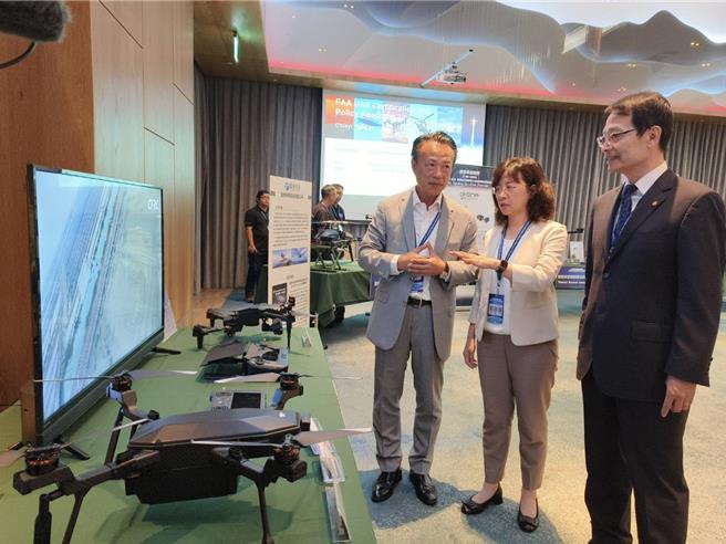 民航局長何淑萍、嘉義縣長翁章梁參觀無人機。（廖素慧攝）