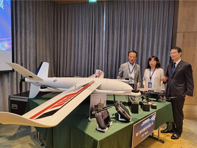 2024國際無人機及先進空中交通載具檢驗論壇現場展示無人機，官員參觀。（廖素慧攝）