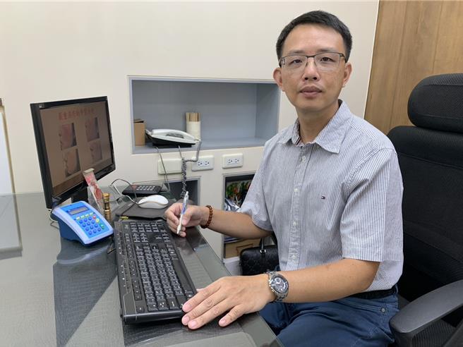 具有中医与西医双执照的医师蔡宗璟说，由于溼疹长在脸部较会影响外观，患者也期待能迅速改善，要改善并不困难，但要持之以恒才能根治。（王惠慧摄）