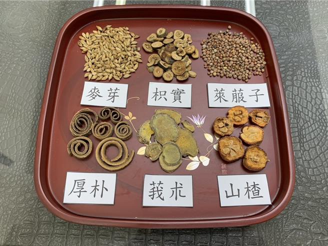 医师开立1周的水煎药处方，用陈皮、厚朴、莪朮苦温燥湿，麦芽、神麴、山楂化溼导滞，枳实、大腹皮、莱菔子理气降气。（王惠慧摄）