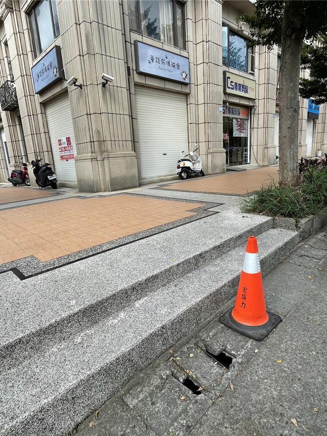 桃园市平镇区上海路与中庸路交界1处户外停车场廊道，因水沟盖破损，造成5岁男童经过该处时，不慎跌入造成左小腿大面积挫伤。（王佩毓提供／廖姮玥桃园传真）
