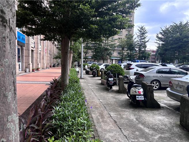 桃园市平镇区上海路与中庸路交界1处户外停车场廊道，因水沟盖破损，造成5岁男童经过该处时，不慎跌入造成左小腿大面积挫伤。（廖姮玥摄）