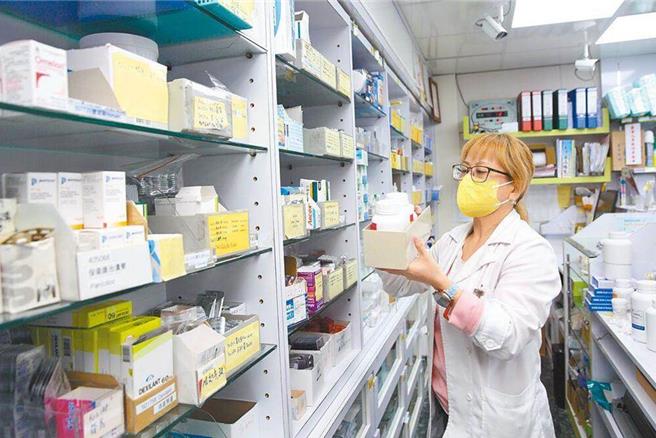 图为社区药局药师抓药。（本报资料照）