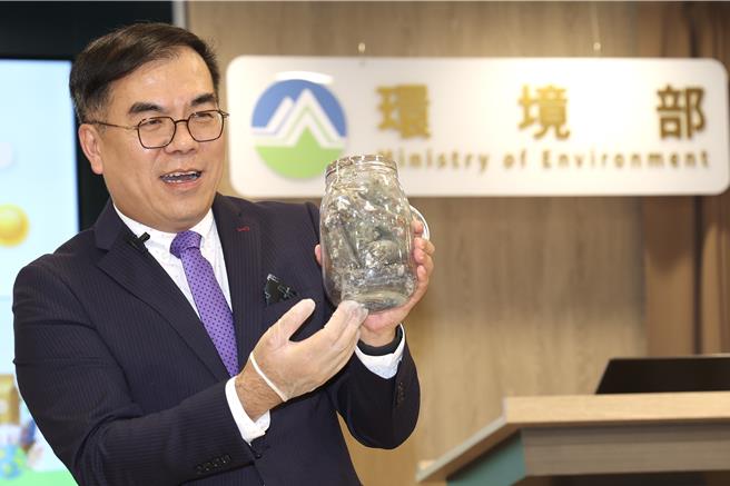 環境部27日針對全台66家固體再生燃料（SRF）廠商的體檢結果出爐。環境部長彭啓明拿著SRF產品表示：「但這不是增加企業的成本，而是增加台灣的資產。」（鄧博仁攝）