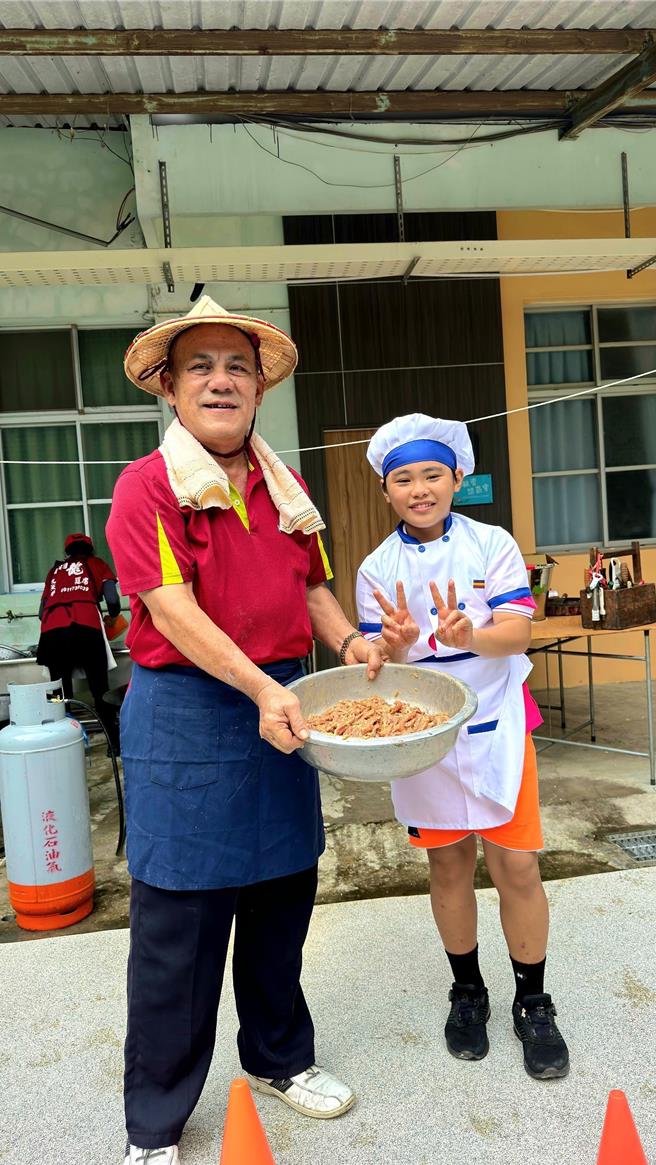 高雄市内门区是全台着名的总铺师的故乡，高雄市内门区沟坪国小为庆祝教师节，校方今日邀请在地办桌70年歷史的翔龙筵席第二代掌门人李文栈师傅（人称刀组师），到校分享一道拿手办桌经典佳肴「二路羹」。（高雄市教育局提供／林雅惠传真）