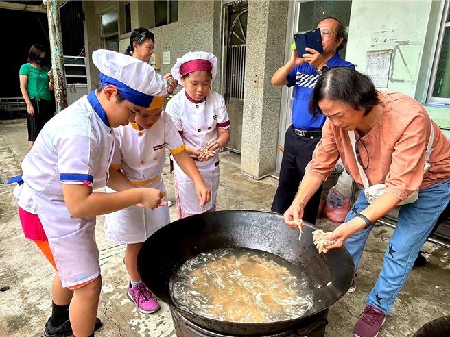 高雄市内门区是全台着名的总铺师的故乡，高雄市内门区沟坪国小为庆祝教师节，校方今日邀请在地办桌70年歷史的翔龙筵席第二代掌门人李文栈师傅（人称刀组师），到校分享一道拿手办桌经典佳肴「二路羹」。（高雄市教育局提供／林雅惠传真）