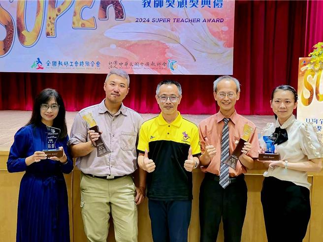 达德商工施宜伶老师（彰化县首奖）、线西国中刘韦廷老师（全国首奖）、彰化县教师会理事长陈时文、朝兴国小张嘉录老师（全国首奖）、溪湖国小附幼杨琼如老师（彰化县首奖）。（彰化县教师会提供／叶静美彰化传真）