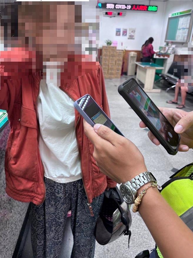 葉姓婦人到銀行要匯款給「荷蘭醫生」男友，被行員通報警方到場，警方現場戳破是詐騙技倆。（警方提供／孫英哲彰化傳真）