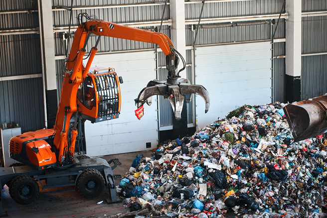大陆一名工人因为违规操作，下秒惨遭机器「腰斩」，骇人影片在网路上疯传。（示意图：Shutterstock／达志）