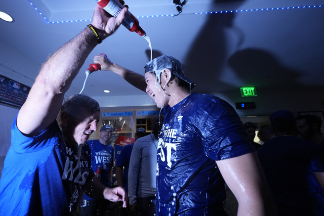 大谷翔平（圖右）旅美七年首度嚐到香檳浴滋味。（圖／美聯社）