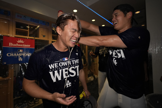 大谷翔平（圖右）旅美七年首度嚐到香檳浴滋味。（圖／美聯社）