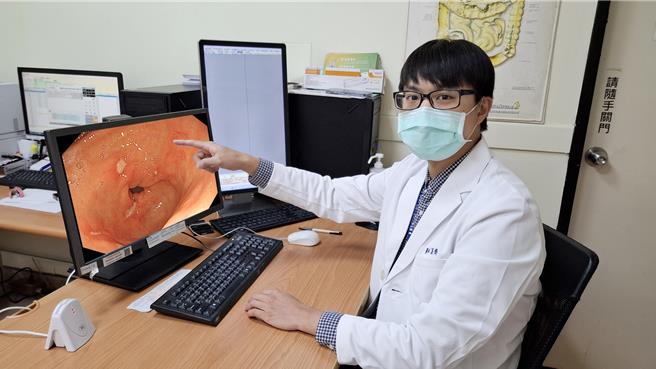 衛福部台北醫院肝膽腸胃科醫師葛齊提醒民眾，胃部不適應盡速就醫，不要亂吃止痛藥，以免導致嚴重併發症或增加癌變風險。（台北醫院提供）