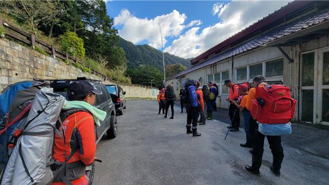 江姓女山友16年前于向阳山和黑水塘路段失踪长达16年，高雄六龟飞鹰大队27日受其家属委托入山搜寻。（高雄六龟飞鹰大队提供／蔡旻妤台东传真）