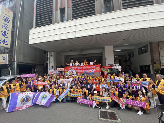 消防局表示，国际狮子会本次捐赠小型水箱消防车让义消人员能够在第一时间内迅速到达火灾现场。（图 / 北市消防局提供）