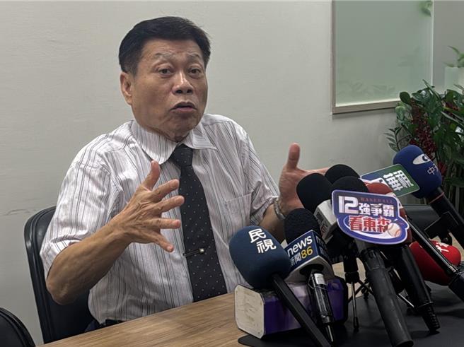 東海大學20歲林姓女大生日前被公車撞上身亡，林女家屬控訴司機「補油門」才釀林女喪命，中山附醫法醫科主任高大成27日表示，通常可觀察部位是否出血，判斷活著或死亡被輾過，但此案時間差不大，較難判斷。（潘虹恩攝）