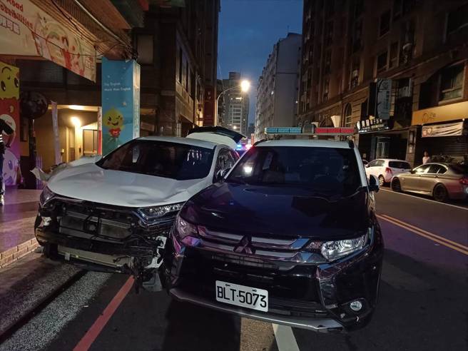 34歲徐姓駕駛拒檢逃逸，警方以強制手段將其逼停，最終將徐男制伏逮捕。（圖警方提供／簡銘柱翻攝）