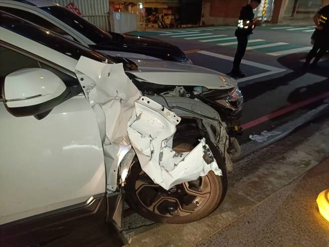 34歲徐姓駕駛拒檢逃逸，警方以強制手段將其逼停，最終將徐男制伏逮捕。（圖警方提供／簡銘柱翻攝）