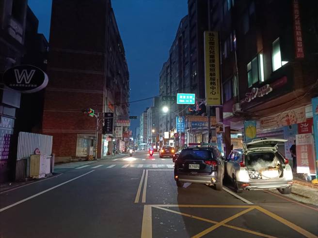 34歲徐姓駕駛拒檢逃逸，警方以強制手段將其逼停，最終將徐男制伏逮捕。（圖警方提供／簡銘柱翻攝）