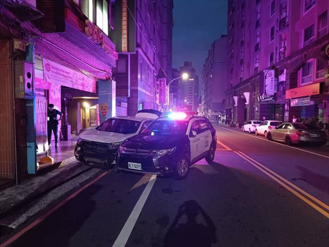 34歲徐姓駕駛拒檢逃逸，警方以強制手段將其逼停，最終將徐男制伏逮捕。（圖警方提供／簡銘柱翻攝）