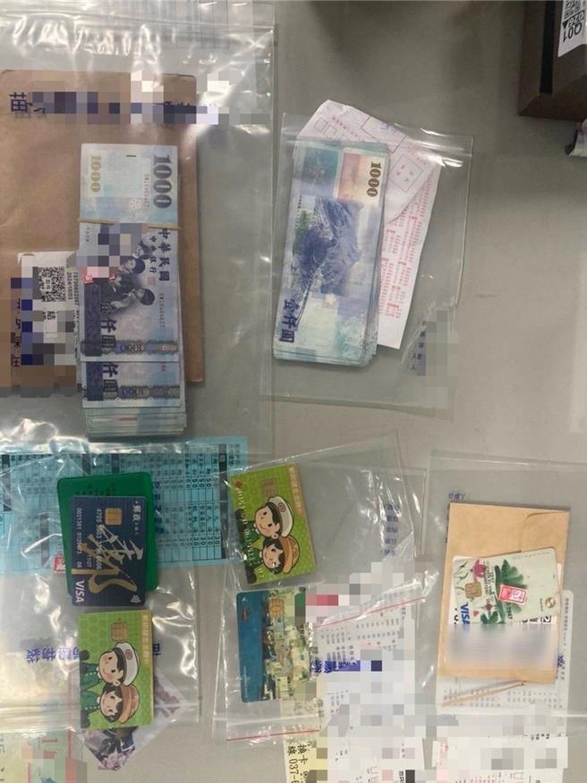 头份警分局查获黄姓取簿手，扣获现金、存折等赃证物。（读者提供／谢明俊苗栗传真）
