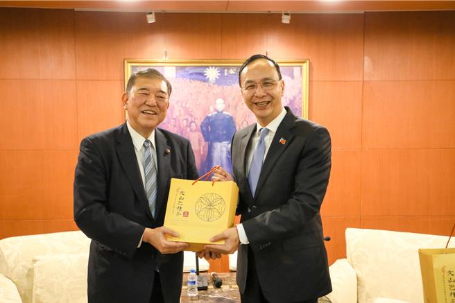 針對日本自民黨27日選出石破茂（左）擔任自民黨第28任總裁，國民黨主席朱立倫（右）表達祝賀。（國民黨提供／陳薏云台北傳真）