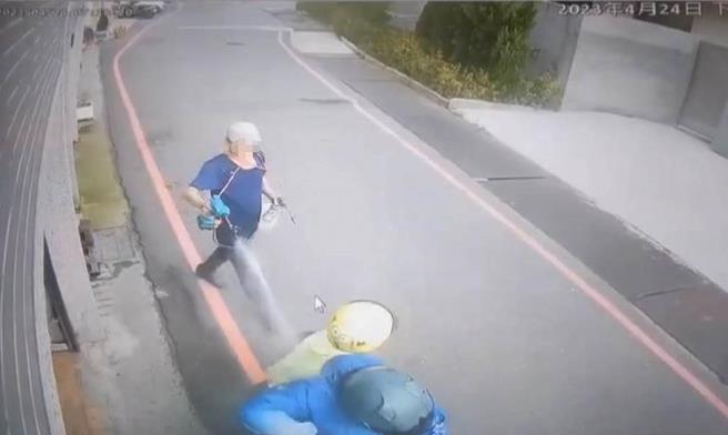 彰化縣彰化市7旬詹翁與鄰居謝男長期不睦，曾拿著裝有汽油的噴槍，對著準備要出門的謝男父子噴灑，甚至還拿噴火器準備點火，被依殺人未遂等罪判8年，同年11月間，又在半夜爬上謝男家屋頂，被依犯無故侵入住宅罪，處拘役30日。（本報資料照片）