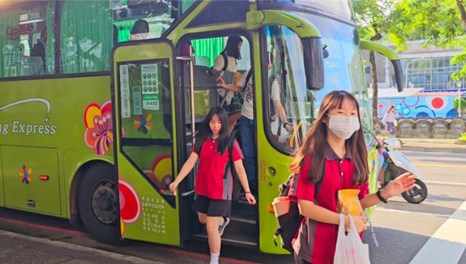 基隆女中校長林三維與大都會客運協商，自27日起加開上學專車，由台北市府轉運站發車直達學校。（翻攝畫面／徐佑昇基隆傳真）