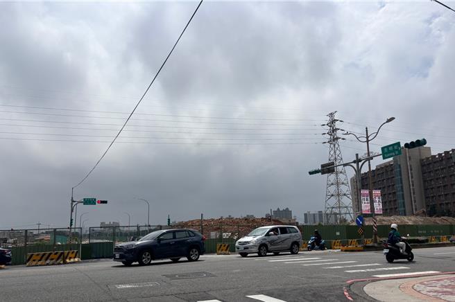 因应「桃园市中坜运动公园区段徵收工程」衔接联外道路9个路口分别以5阶段完成优化工程，今年10月4日起中坜区环中东路二段、中山东路二段及龙慈路进行施工管制，工程施工期间将阶段性占用部分车道，施工路段行车速限调降为30公里。（工务局提供／廖姮玥桃园传真）