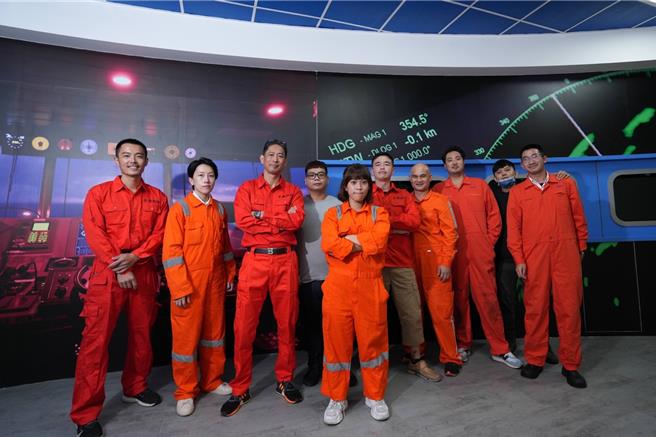 張瑞庭（左二）學習航海模擬機課程。（航港局提供／蔡明亘台北傳真）