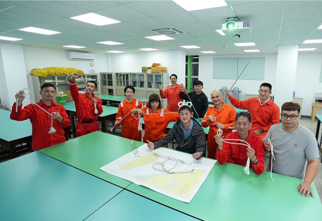 張瑞庭（左三）學習結繩課程練好基本功。（航港局提供／蔡明亘台北傳真）