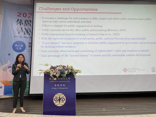 世界觀光頂級期刊Tourism Management主編Cathy Hsu演講。(照片/國立暨南國際大學提供)