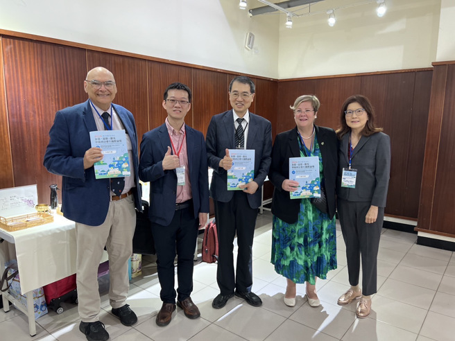 暨大校長武東星（中）與觀餐系系主任黃裕智（左二）與三位國際講者。(照片/國立暨南國際大學提供)