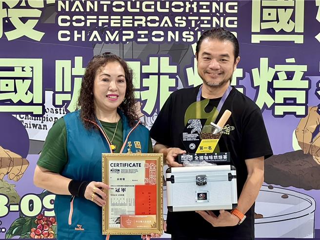 国姓乡公所举行「2024全国咖啡烘焙赛」成绩出炉，巴西华侨翁维珑从国姓乡长邱美玲手中捧走冠军。（杨静茹摄）