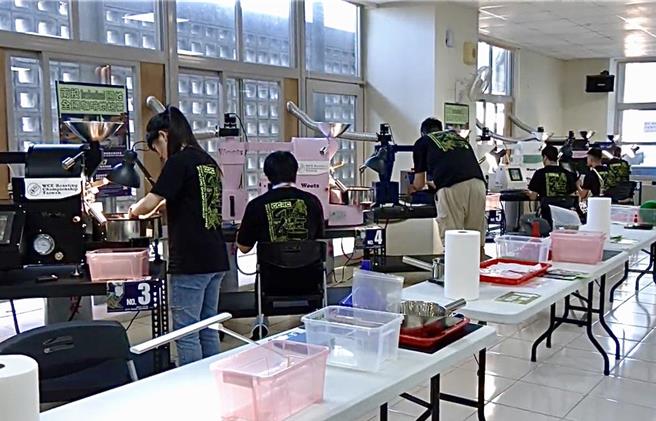 国姓乡公所举行「2024全国咖啡烘焙赛」吸引来自全台各地56名咖啡烘焙高手参赛。（国姓乡公所提供／杨静茹南投传真）