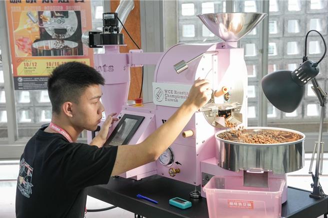 全国咖啡烘焙赛去年冠军沈咏为的徒弟黄韶炜，这次仅获得第4名，令他们相当扼腕。（国姓乡公所提供／杨静茹南投传真）