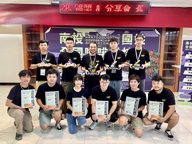 「2024全国咖啡烘焙赛」12强决赛成绩出炉，李凯文（后排右起）、詹清喨、翁维珑、黄韶炜、彭圣崴为前5名。（杨静茹摄）