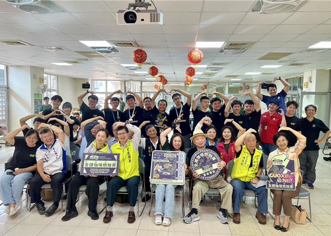 「2024全国咖啡烘焙赛」成绩出炉，会后获奖选手不藏私分享烘豆秘技。（杨静茹摄）