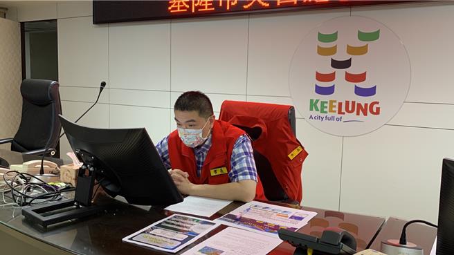 基隆市今日中午過後下起大雨，造成部分地區積水，基隆市長謝國樑宣布基隆市水災災害應變中心二級開設，並至應變中心坐鎮，隨後前往安樂區大武崙地區視察。（徐佑昇攝）