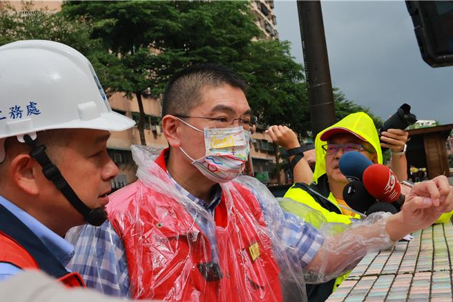 基隆市今日中午過後下起大雨，造成部分地區積水，基隆市長謝國樑宣布基隆市水災災害應變中心二級開設，並前往安樂區大武崙地區視察。（基隆市政府提供／徐佑昇基隆傳真）