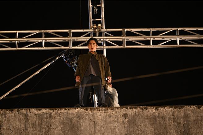 刘俊谦在片中有场必须从6层楼高往下跳的危险动作场面。（华映娱乐提供）