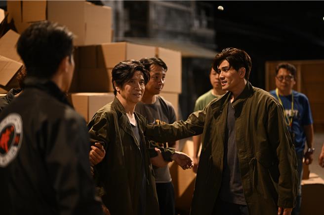 董玮（左）及伍允龙在《武替道》中有多个火爆的衝突场面。（华映娱乐提供）