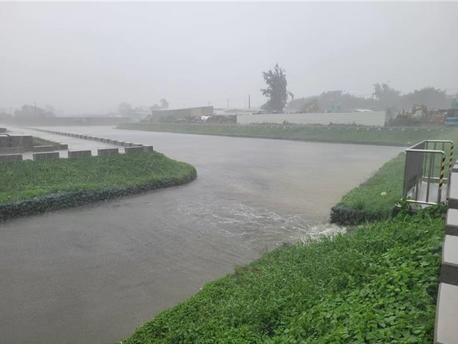 秀昌抽水站調節池滯洪情況。（水利局提供／寶智華台南傳真）