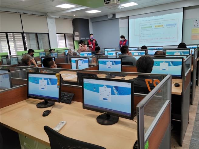 交通部航港局辦理遊艇與動力小船駕駛執照筆試測驗。（航港局提供／蔡明亘台北傳真）