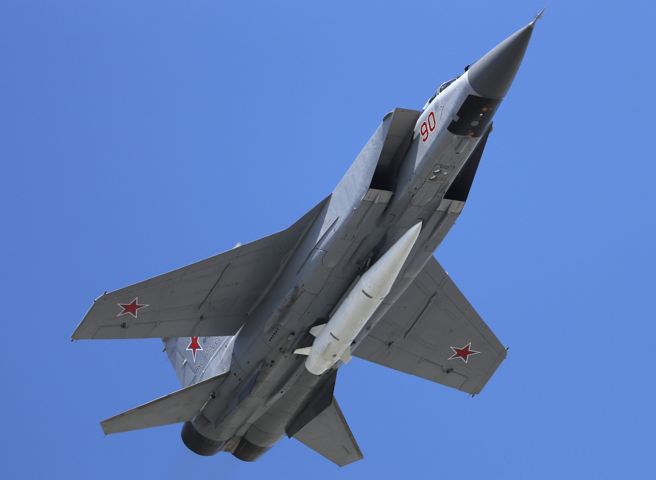 俄罗斯空军米格（MiG）-31超音速战机搭载「匕首」（Kinzhal）高超音速飞弹的资料照。（美联社）