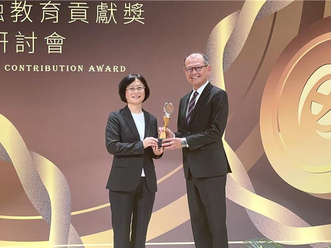 金融教育贡献奖颁奖典礼，新安东京海上产险获最佳薪桥奖肯定，由金管会副主委邱淑贞（左）颁奖予新安东京海上产险资深副总经理林裕村（右）。(新安东京海上产险提供／洪凯音台北传真)