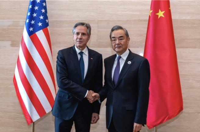 美國國務院表示，美國國務卿布林肯將於美東時間27日下午1點30分會見中國外交部長王毅。圖為今年7月27日，王毅在寮國永珍應約會見美國國務卿布林肯。（中國外交部官網）